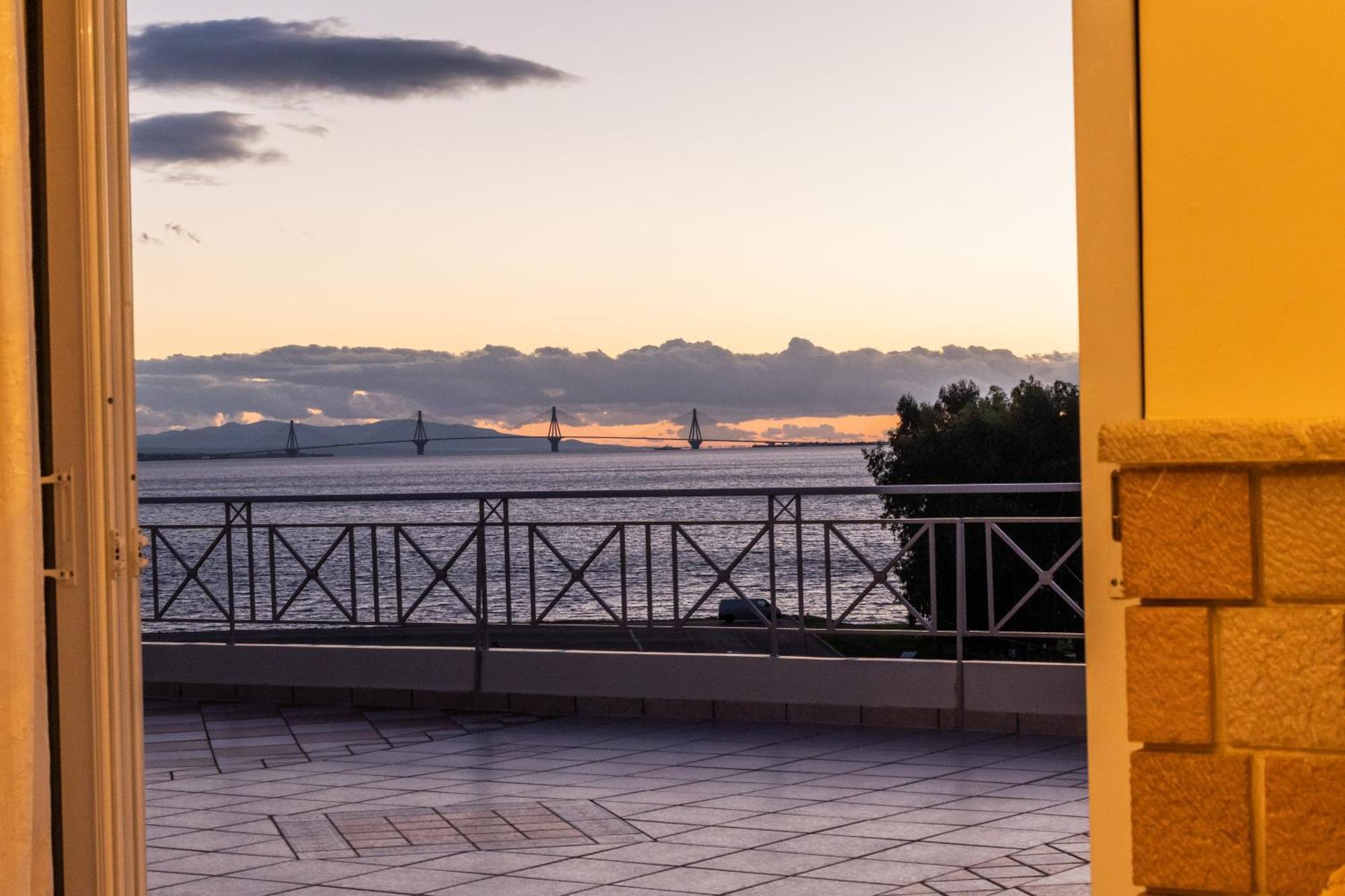 Near Nafpaktos' KiteSurfing beach, Luxurious Penthouse - Άνετο οροφοδιαμέρισμα 65m2 με θέα, κοντά στην παραλία Γριμπόβου Εξωτερικό φωτογραφία